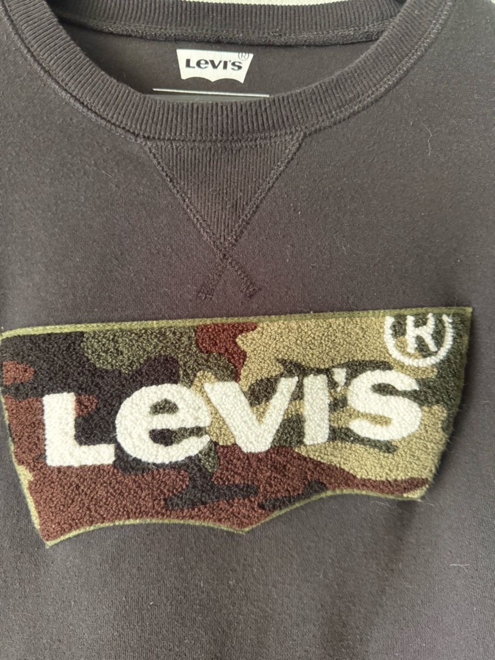 Men’s Levi's Large Black Crewneck Sweatshirt with Camo Logo Patch - Picture 2 of 4